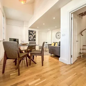 Newly Refurbished Luxury 3 Bedroom Apartment