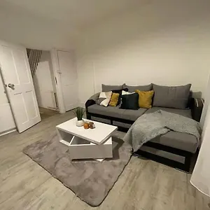 Beautiful 2 Bedroom On Tower Bridge Apartment