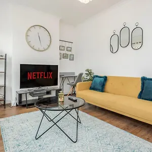 Entire Lovely Family With Parking, Wifi, Netflix, Self Check-in Apartment